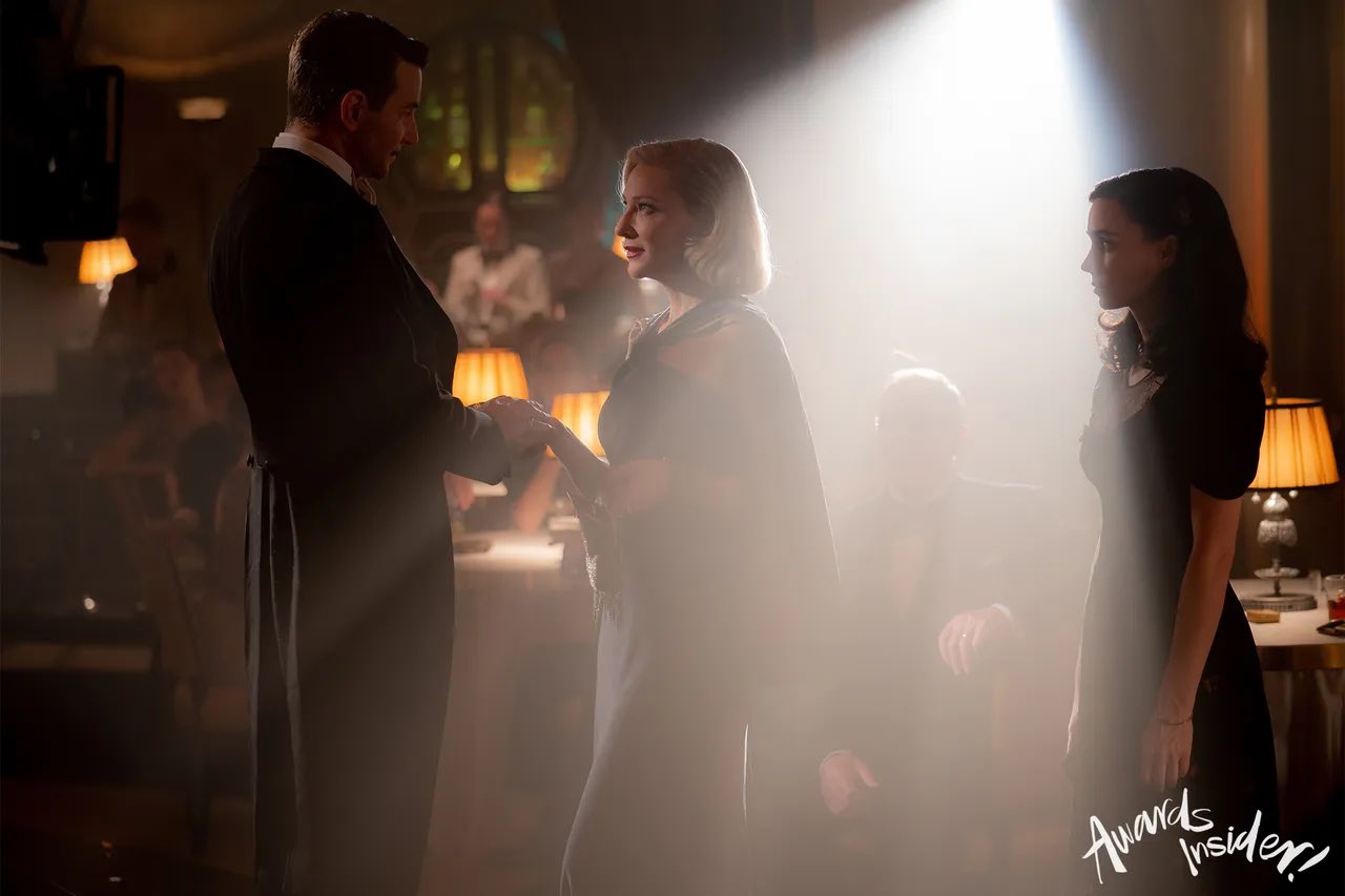     Zaułek koszmarów - finalny zwiastun. Tak klimat tworzy tylko Guillermo del Toro